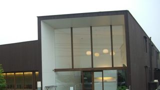 おしゃれな外観の温泉施設