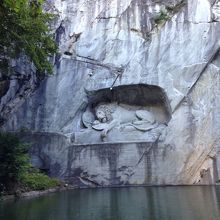 砂岩に刻まれた彫刻