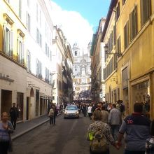 この道の突き当りがスペイン広場(スペイン階段)
