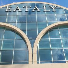 駅を出て地上に上がったところ