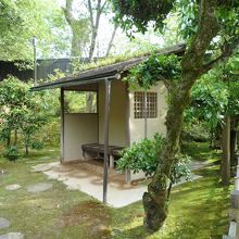 あちこちに茶室と待合がある