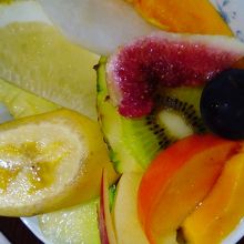 フルーツ皿。色んな種類のフルーツが１切れずつ