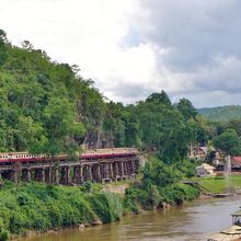 アルヒル桟道橋を渡る列車