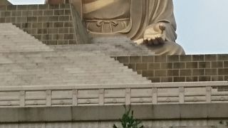 郊外にあり、現地には車での移動