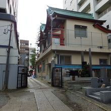 裏側から。奥の高福院より。