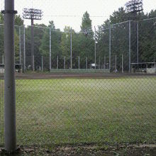正岡子規記念球場の外野からホームベース方向を見た写真です。