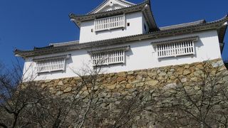 堅固な石垣が残る