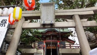 目黒駅からすぐ。都会の神社は立体式。