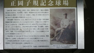 正岡子規は、野球の愛好家であって、自ら野球の捕手として活動した他、作品で野球を普及しました。