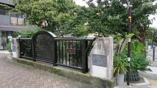 糸川沿いにあるよく整備された遊歩道ですが、１０月下旬はお花もなく寂しい雰囲気。