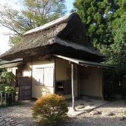 茅葺屋根の風流な茶室 ♪