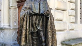 コルン広場のレストランのフラスコ画が綺麗です。