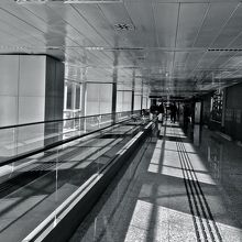 長い通路。人気がなくとても寂しい。