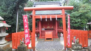 鶴岡八幡宮の境内の北西部にあります