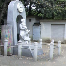 上野公園の時忘れじの塔は、幸せを祈る気持ちで溢れています。