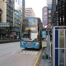 ネイザンロードで停まるバス