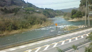 大山や山あいの渓谷美など変化に富んだ車窓が見事
