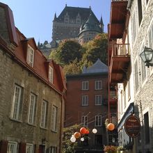 石造りの店と石畳の道