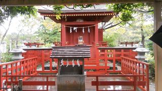 「源平池」に浮かぶように建っています