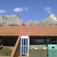 道路沿いにあるお店