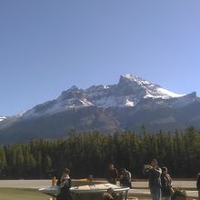 店の道路を挟んで向かいにも山