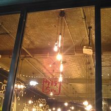 外から見た店内