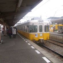 昔ながらの風情がそのまま残る仏生山駅ホームの様子