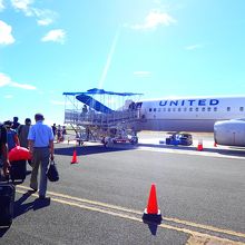 飛行機まで歩いていきます。