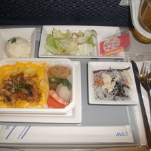 NRT-ORD機内食（一食目）の様子