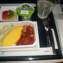 NRT-ORD機内食（二食目）の様子