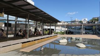 熱海駅前の足湯です！新しそうな施設で綺麗です。