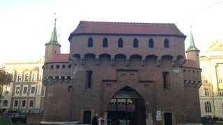 旧市街の守り神