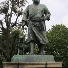 陸軍大将であった西郷隆盛の銅像は、浴衣姿です。人柄を主に。