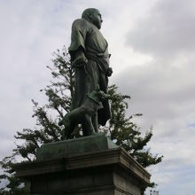 見上げるような偉丈夫。西郷隆盛の銅像は、頼もしい感じです。