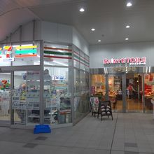 駅の二階のテナント