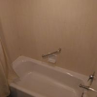 バスタブです。少し古さを感じるものの清潔で問題ありません