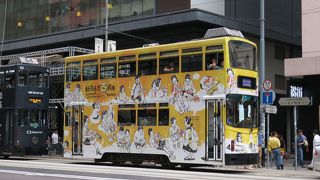 2階建てトラムの広告は圧巻