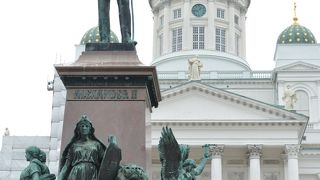 白亜のシンメトリカルな大聖堂