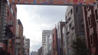 石畳の色がオレンジ色