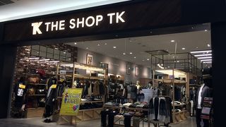 モード系の落ち着いた色合いの多いお店。