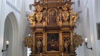 とんがった塔が目印し