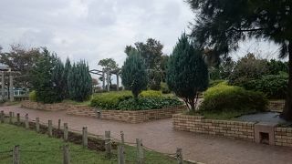 大きな景色の良い海沿いの公園。スーパーが近くバーベキューや釣りを楽しむのに適してます。