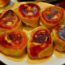 厚みがあって、やや丸い餃子。５７０円