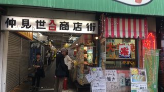 駅前とは全く違うレトロな商店街