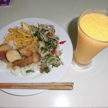 昼食25,000ドン、マンゴーシェイク12,000ドン