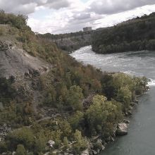 蛇行して流れる