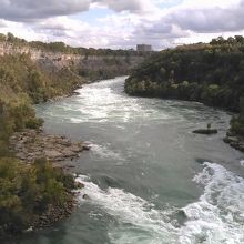 勢いよく流れる