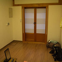 このドア、開けるのにコツがいる。スタッフが戻る前に要練習。