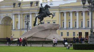 勇ましい騎馬像