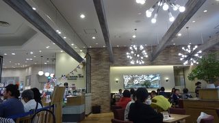 買い物の途中に、にぎわっています